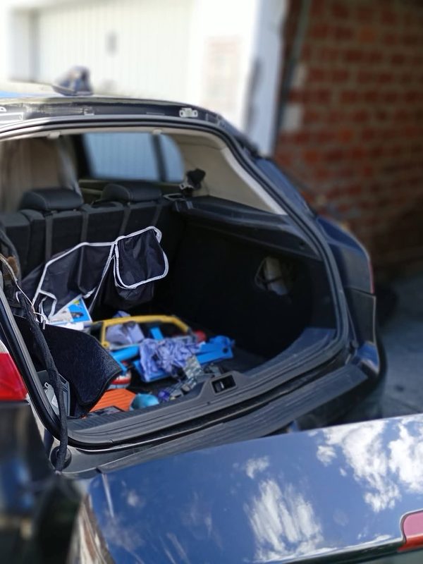 Coffre resté ouvert, à l'origine du choc contre la porte du garage