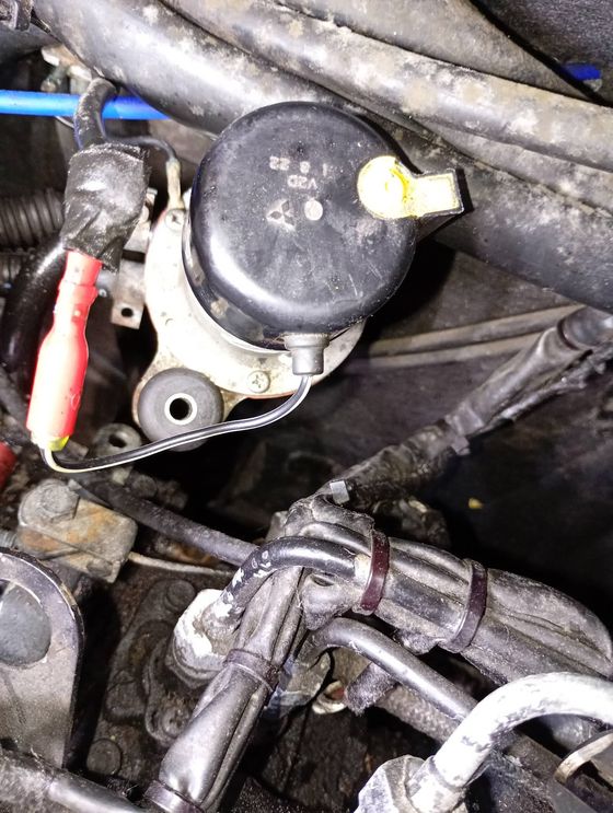 Détail d'un composant électrique en cours d'intervention